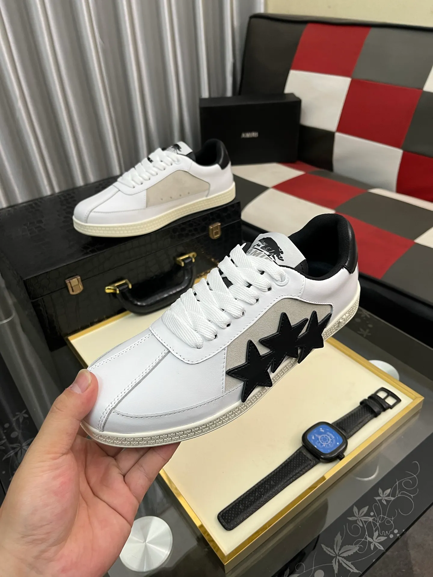 Men's shoes 💰420⌚️⌚️《AMIR*》New men's low-top casual sports sneakers bone shoes, another pair of irresistible bone shoes. Bone shoes are one of AMIRI's most popular items. They use first-layer cowhide uppers. The side bones are made of two cowhide laminations. They have a three-dimensional feel. The leather incisions are all oil-edged. Contrasting color design. Simple style. Fashionable sports. Customized metal LOGO nameplate to embellish shoelaces. Exclusive control of top version. Supports comparison. Breathable mesh lining Original rubber outsole A must-have item for daily leisure Suitable for various occasions Check it out if you pursue high quality Super cool uppers Size: 38-446️⃣ Colors available